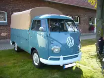 VW T1 Pritschenwagen aus dem Jahr 1963. Die Jahre von 1963 bis 2014 verbrachte diese  Pritsche  bei seinem Erstbesitzer in Italien. Im Modelljahr 1963 wurde n das letzte mal die sogenannten vorderen Warzenblinker verbaut. In diesen Modelljahren leistete der lufgekühlte Vierzylinderboxermotor mit einem Hubraum von 1.192 cm³ bereits 34 PS. Oldtimertreffen des Oldtimerclubs Schermbeck am 22.09.2019 in Lühlerheim.