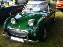 Austin Healey Sprite MK 1, gebaut von 1958 bis 1961. Der Vierzylinderreihenmotor aus dem Austin A35 leistet 44 PS aus einem Hubraum von 948 cm³. Aufgrund der Anordnung seiner Scheinwerfer erhielt der Sprite im Volksmund den Namen  Frogeye . Der abgelichtete  Frosch  wurde 1960 produziert. Oldtimertreffen des Oldtimerclubs Schermbeck am 22.09.2019 in Lühlerheim.