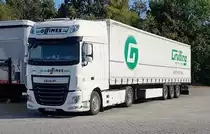 =DAF XF von OLTIMEX mit einem Sattelauflieger der Spedition GRÜßING rastet im August 2018 an der A 7