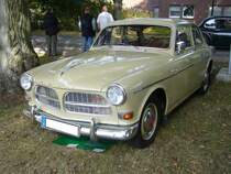 Volvo P121, in dieser Grundform produziert von 1956 bis 1970. Der als  Amazon  bekannte Volvo wurde fast 670.000 mal produziert. Hier wurde ein Modell vor Baujahr 1964 abgelichtet, das noch mit den rot hinterlegten Radkappen versehen ist. Der Vierzylinderreihenmotor hat einen Hubraum von 1778 cm³ und leistet 68 PS. Oldtimertreffen des Oldtimerclubs Schermbeck am 22.09.2019 in Lühlerheim.