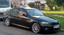 BMW 3 (e90), fotografiert in Pécs (HU), Sommer 2019.