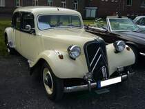 Citroen 11CV Familiale, wie sie ab 1954 bestellt werden konnte. Über den  Traction Avant  ist schon so viel geschrieben worden, das ich mich damit begnüge zu schreiben, das dieser 11CV 1956 produziert wurde. Der Vierzylinderreihenmotor hat einen Hubraum von 1911 cm³ und leistet 60 PS. Oldtimertreffen des Oldtimerclubs Schermbeck am 22.09.2019 in Lühlerheim.