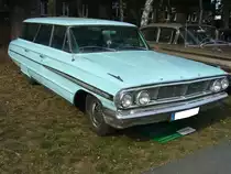 Ford Galaxie Country Sedan im Farbton skylight blue aus dem Jahr 1964. Auch im Modelljahr 1964 bot die Marke aus Dearborn das volle Programm an Karosserieversionen an. Zwei- und viertürige Limousinen, ein Coupe, ein Convertible und die Kombimodelle: Country Sedan (Foto), Country Squire (mit Dekor im Woody-Look) und den Ranch Wagon, an. Der Käufer konnte zwischen einem Sechszylinderreihenmotor und V8-Motoren wählen, deren Leistungsspektrum von 138 PS bis 425 PS reichten. Oldtimertreffen des Oldtimerclubs Schermbeck am 20.09.2019 in Lühlerheim.