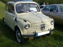 NSU-Fiat Jagst aus dem Jahr 1959. Der Fiat 600 wurde ab März 1955 ausgeliefert. Im Juli 1956 begann man mit der Auslieferung der in Heilbronn für den deutschen Markt produzierten NSU-Fiat Jagst. Der gezeigte  Jagst  müsste vor November 1959 produziert worden sein, da er die Blinkleuchten noch auf den vorderen Kotflügeln trägt. Der im Heck verbaute, wassergekühlte Vierzylinderreihenmotor hat einen Hubraum von 633 cm³ und leistet 19 PS. Ab März 1959 erhöhte sich die Leistung auf 20 PS. Oldtimertreffen des Oldtimerclubs Schermbeck am 22.09.2019 in Lühlerheim.
