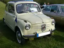 NSU-Fiat Jagst aus dem Jahr 1959. Der Fiat 600 wurde ab März 1955 ausgeliefert. Im Juli 1956 begann man mit der Auslieferung der in Heilbronn für den deutschen Markt produzierten NSU-Fiat Jagst. Der gezeigte  Jagst  müsste vor November 1959 produziert worden sein, da er die Blinkleuchten noch auf den vorderen Kotflügeln trägt. Der im Heck verbaute, wassergekühlte Vierzylinderreihenmotor hat einen Hubraum von 633 cm³ und leistet 19 PS. Ab März 1959 erhöhte sich die Leistung auf 20 PS. Oldtimertreffen des Oldtimerclubs Schermbeck am 22.09.2019 in Lühlerheim.