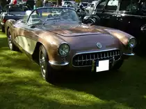 Chevrolet Corvette C1 des Modelljahres 1956. Das Jahr 1956 war das letzte Jahr der Corvette C1. Dieser im Farbton aztec copper lackierte C1 ist mit einem V8-Motor, der aus einem Hubraum von 4639 cm³ 223 PS leistet, ausgerüstet. Oldtimertreffen des Oldtimerclubs Schermbeck am 22.09.2019 in Lühlerheim.