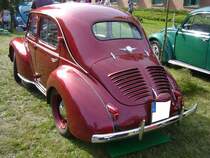 Renault 4CV, produziert von 1946 bis 1961. Der 4CV wurde heimlich während der deutschen Besatzung des Werkes Billancourt konstruiert. Während seiner 15-jährigen Bauzeit wurde der  Motte de Beurre  neben der 2CV von Citroen zum französischen  Volkswagen . Der Vierzylinderreihenmotor mit einem Hubraum von 747 cm³ leistete zwischen 17 PS und 26 PS. Der hier abgelichtete 4CV müsste ein Modell bis 1957 sein, da er noch mit den Sternfelgen ausgerüstet ist. Oldtimertreffen des Oldtimerclubs Schermbeck am 22.09.2019 in Lühlerheim.
