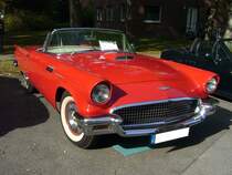 Ford Thunderbird Convertible des Modelljahres 1957 im Farbton flame red. Der am 07.09.1955 vorgestellte Thunderbird wurde in seiner Urform mit kleinen jährlichen  Facelifts  bis 1957 gebaut. Alle Thunderbirds wurden serienmäßig mit einem Hardtopdach ausgeliefert. Ein Viskoseverdeck war nur gegen Aufpreis erhältlich. Der V8-Motor mit einem Hubraum von 4783 cm³ leistet 193 PS. Der Grundpreis lag bei 2.944,00 US$. Oldtimertreffen des Oldtimerclubs Schermbeck am 22.09.2019 in Lühlerheim.