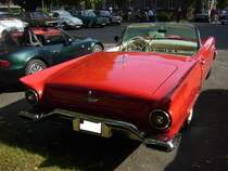 Heckansicht eines 1957´er Ford Thunderbird Convertible im Farbton flame red. Oldtimertreffen des Oldtimerclubs Schermbeck am 22.09.2019 in Lühlerheim.