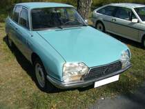 Citroen GS 1220 Club, gebaut im Citroen-Werk Rennes von 1972 bis 1986. Der GS wurde bereits 1970 vorgestellt. Der Motor war als luftgekühlter Vierzylinderboxermotor konzipiert und hat beim 1220 ebendiesen Hubraum mit einer Leistung von 58 PS oder 63 PS. Aus dem Modell DS wurde die hydropneumatische Federung in vereinfachter Form verbaut. Die für die damalige Zeit ungewöhnlich stromlinienförmige Karosserie ermöglichte einen geringen Kraftstoffverbrauch und überdurchschnittlich hohe Höchstgeschwindigkeiten. Der Wagen ist übrigens im Farbton bleu uzés lackiert. Oldtimertreffen des Oldtimerclubs Schermbeck am 22.09.2019 in Lühlerheim.