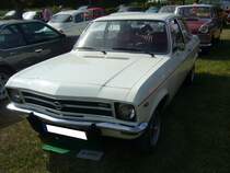 Opel Ascona A als zweitürige Limousine, gebaut von 1970 bis 1975. Das völlig neue Modell Ascona sollte die Lücke zwischen dem Einsteigermodell Kadett und dem Mittelklassemodell Rekord füllen. Der Wagen stand ab November 1970 bei den Händlern. Hier wurde ein Ascona im Farbton arktisweiß abgelichtet. Es handelt sich um einen Ascona der bis 1973 gebaut wurde.Dieses ist am Kühlergrill mit den Chromstreben zu erkennen. Es handelt sich vermutlich um einen Re-Import aus Italien (siehe die Blinker auf den vorderen Kotflügeln). Dieser Ascona wird von dem kleinsten, damals lieferbaren Motor angetrieben. Der Vierzylinderreihenmotor hat einen Hubraum von 1196 cm³ und leistet 60 PS. Die Höchstgeschwindigkeit gaben die Rüsselsheimer mit 137 km/h an. Oldtimertreffen des Oldtimerclubs Schermbeck am 22.09.2019 in Lühlerheim.