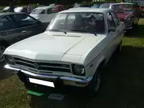 Opel Ascona A als zweitürige Limousine, gebaut von 1970 bis 1975. Das völlig neue Modell Ascona sollte die Lücke zwischen dem Einsteigermodell Kadett und dem Mittelklassemodell Rekord füllen. Der Wagen stand ab November 1970 bei den Händlern. Hier wurde ein Ascona im Farbton arktisweiß abgelichtet. Es handelt sich um einen Ascona der bis 1973 gebaut wurde.Dieses ist am Kühlergrill mit den Chromstreben zu erkennen. Es handelt sich vermutlich um einen Re-Import aus Italien (siehe die Blinker auf den vorderen Kotflügeln). Dieser Ascona wird von dem kleinsten, damals lieferbaren Motor angetrieben. Der Vierzylinderreihenmotor hat einen Hubraum von 1196 cm³ und leistet 60 PS. Die Höchstgeschwindigkeit gaben die Rüsselsheimer mit 137 km/h an. Oldtimertreffen des Oldtimerclubs Schermbeck am 22.09.2019 in Lühlerheim.