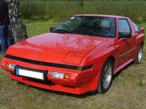 Mitsubishi Starion, produziert von 1982 bis 1990. Der Starion kam als Konkurrenz zu den potenten Sportcoupes a´la Nissan ZX und Mazda RX7 auf den Markt. Vorgestellt wurde das Modell auf dem Genfer Salon des Jahres 1982. Der Vierzylinderreihenmotor mit Turboaufladung stammt aus Lancer 2000 und hat einen Hubraum von 1997 cm³. Anfangs leistete dieser Motor 170 PS. Ab Mai 1985 erhöhte sich die Leistung auf 180 PS. Ab September 1987 wurde der Hubraum auf 2555 cm³ aufgebohrt. Jetzt leistete der Motor 155 PS, allerdings mit geregeltem Katalysator. Oldtimertreffen des Oldtimerclubs Schermbeck am 22.09.2019 in Lühlerheim.