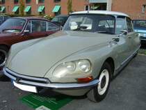 Citroen DS19. Die DS wurde auf dem Pariser Salon 1955 vorgestellt und war dort der absolute Publikumsmagnet. Die gezeigte DS wurde nach 1967 produziert. Dieses an den verbauten Doppelscheinwerfern erkenntlich. Angetrieben wird das Auto mit der legendären, hydropneumatischen Federung von einem Vierzylinderreihenmotor mit einem Hubraum von 1985 cm³ und einer Leistung von 90 PS. Oldtimertreffen des Oldtimerclubs Schermbeck am 22.09.2019 in Lühlerheim.