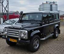Land Rover Defender gesen an einem Bahnhof. 15.09.2019
