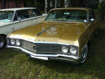 Buick Electra 225 fourdoor Hardtop aus dem Modelljahr 1964. Im Modelljahr 1964 hatte die GM Division Buick vier Modellreihen im Programm. Als Standardmodell agierte die Baureihe Special. Darüber rangierte die Baureihe Skylark und noch darüber die Baureihe Electra. Als absolutes Topmodell stand der Electra 225 im Verkaufsprospekt. Vom Electra 225 in dieser Karosserieversion verkaufte Buick im entsprechenden Modelljahr 9.045 Fahrzeuge zum Preis ab US$ 4070,00. Der im Farbton bronce mist lackierte Electra 225 wird von einem V8-Motor angetrieben, der aus einem Hubraum von 425 cui (6965 cm³) eine Leistung von 340 PS oder 360 PS an die Hinterachse bringt. Oldtimertreffen des Oldtimerclubs Schermbeck am 22.09.2019 in Lühlerheim.