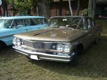 Pontiac Series 21 Catalina fourdoor Sedan aus dem Modelljahr 1960. Die Baureihe Catalina war im Jahr 1960 das Basismodell im Verkaufsprogramm von Pontiac. Darüber rangierten der Ventura, danach kam der Star Cief und als Topmodell stand die Baureihe Bonneville im Verkaufskatalog. Als Topmotorisierung für dieses Modell wurde ein V8-Motor mit einem Hubraum von 6375 cm³ und einer Leistung von 185 PS verbaut. Oldtimertreffen des Oldtimerclubs Schermbeck am 22.09.2019 in Lühlerheim.