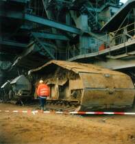 Das Foto zeigt ein Fahrwerk von Bagger 288 der Rheinbraun (









Das Foto zeigt ein Fahrwerk von Bagger 288 der Rheinbraun (Hersteller Krupp)




