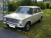 VAZ 2102, bei uns besser bekannt als Lada 1200. Für die Produktion dieses Fiat 124 Derivates wurde in einer Stadt an der Wolga ein riesiges Automobilwerk errichtet. Namenspatron war der italienische Kommunistenführer Palmiro Togliatti. Von 1970 bis 1984 wurden in diesem Werk mehrere Millionen Lada 1200 produziert. Der Vierzylinderreihenmotor hat einen Hubraum von 1198 cm³ und leistet 60 PS. Die Höchstgeschwindigkeit des etwas hochbeinigeren Autos wurde mit 140 km/h angegeben. Oldtimertreffen des Oldtimerclubfs Schermbeck am 22.09.2019 in Lühlerheim.