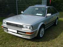 Nissan Bluebird der Baureihe T12. Den Modellnamen Bluebird gibt es bei Nissan, damals noch Datsun, schon seit 1957. Er markierte Fahrzeuge der Mittelklasse. Hier konnte ich einen Buebird der neunten Generation ablichten, die von 1985 bis 1990 produziert wurde. Das Modell war als viertürige Limousine, fünftürige Schräghecklimousine (Foto) und fünftüriges Kombimodell lieferbar. Für den europäischen Markt wurde diese Fahrzeuge in der Nissan Fabrik Washington/Nordostengland produziert. Für dieses Modell waren etliche Motorisierungen lieferbar. Der gezeigte Wagen ist mit einem Vierzylinderreihenmotor ausgerüstet, der aus einem Hubraum von 1973 cm³ 105 PS leistet. Oldtimertreffen des Oldtimerclubs Schermbeck am 22.09.2019 in Lühlerheim.