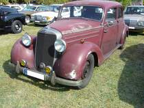 Vermutlich ein  daily driver . Mercedes Benz W136 IV 170S Limousine, gebaut von 1949 bis 1952. Als Symbol des angehenden Wirtschaftswunders erschien im Mai 1949 der Mercedes Benz 170S. Er war nicht viel größer als der Mercedex 170V, aber wesentlich komfortabeler und repräsentativer. Für eine solche Limousine musste man mindestens DM 10.100,00 anlegen. Der Vierzylinderreihenmotor leistet 52 PS aus einem Hubraum von 1767 cm³. Oldtimertreffen des Oldtimerclubs Schermbeck am 22.09.2019 in Lühlerheim.