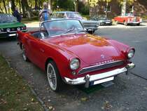 Sunbeam Alpine MK3 aus dem Jahr 1963. Der Sportzweisitzer Alpine wurde 1959 vorgestellt und bis 1968 in insgesamt fünf Baureihen produziert. Der gezeigte MK3 wurde lediglich in den Jahren 1963 und 1964 produziert. Der Vierzylinderreihenmotor hat einen Hubraum von 1592 cm³ und leistet 83 PS. Oldtimertreffen des Oldtimerclubs Schermbeck am 22.09.2019 in Lühlerheim.