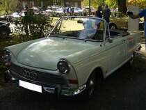 DKW F12 Roadster. Der Roadster wurde im September 1963 vorgestellt. Von Januar bis Dezember 1964 wurden 2794 Einheiten bei den Karosseriewerken Baur/Stuttgart produziert. Der Dreizylinderreihenzweitaktmotor leistet 45 PS aus einem Hubraum von 889 cm³ und ist schon mit einer Frischölautomatik ausgerüstet. Oldtimertreffen des Oldtimerclubs Schermbeck am 22.09.2019 in Lühlerheim. 
