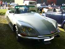 Citroen DS 21 Cabriolet by Chapron. Von 1961 bis 1971 entstanden in den Ateliers Henri Chapron aus Levallois-Perret (einem Vorort von Paris) 1.365 solcher Cabriolets. Die Motorisierung war kongruent mit denen der Limousine. Anhand der verglasten Doppelscheinwerfer kann man erkennen, das der gezeigte DS 21 nach September 1967 produziert worden sein muss. Oldtimertreffen des Oldtimerclubs Schermbeck am 22.09.2019 in Lühlerheim.