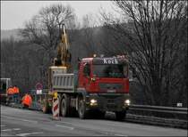 Unweit von Daheim wird an der Landstrae ein langer Graben ausgehoben... MAN TGA 26.430 D20 CommonRail von Carsten Koch Baustoffe&Transporte aus Schalksmhle. (16.03.2009)