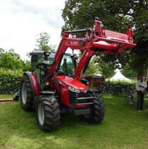 =MF 4708 mit Frontlader FL 3615 steht auf der Präsentationsfläche von Raiffeisen Technik, gesehen im Juni 2019 beim Hessentag in Bad Hersfeld