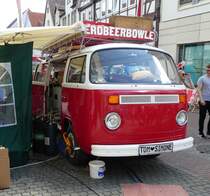 =VW T2 als Erdbeerbowleverkaufstand gesehen im Juni 2019 beim Hessentag in Bad Hersfeld