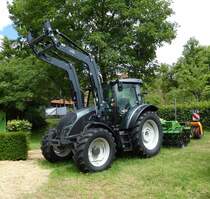 =Valtra mit Frontlader X46 steht auf der Präsentationsfläche von Raiffeisen Technik, gesehen im Juni 2019 beim Hessentag in Bad Hersfeld