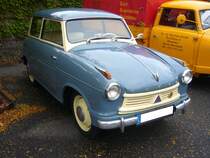 Lloyd LS 600 Kombi, gebaut von 1955 bis 1957. Die Lloyd 600 Modelle läuteten den Übergang vom Zweitaktmotor zum Viertaktmotor bei der Bremer Firma ein. Der abgelichtete LS600  entstammt dem Baujahr 1957. Für ein solches Kombifahrzeug waren 1957 mindestens DM 3.790,00 fällig. Der gebläsegekühlte Zeizylinderreihenmotor hat einen Hubraum von 596 cm³ und leistet 19 PS. Herbstfest an der Düsseldorfer Classic Remise am 05.10.2019.