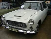 Lancia Flaminia Coupe der Seria 1, wie es von 1959 bis 1963 gebaut wurde. Die Karosserie wurde von Pininfarina gezeichnet und entspricht der damals modernen Trapezform. Der gezeigte Wagen wurde 1960 an einen Möbelfabrikanten Lammhult/Schweden erst ausgeliefert. Angetrieben wird der Lancia von einem V6-Motor, der aus einem Hubraum von 2458 cm³ und leistet ziemlich genau 100 DIN-PS. Die Höchstgeschwindigkeit wurde damals mit 160 km/h angegeben. Für ein solches Coupe waren im Jahr 1959 mindestens DM 26.850,00 fällig. Herbstfest an der Düsseldorfer Classic Remise am 05.10.2019.