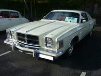 Chrysler Cordoba twodoor Coupe aus dem Modelljahr 1979. Der im Farbton spinnaker white lackierte Wagen ist mit dem selten georderten Package 300 ausgerüstet. Es handelt sich dabei um diverse sportliche Features. Insgesamt verkaufte die Chrysler Corporation von diesem Modell im Jahr 1979 3.811 Fahrzeuge zum Preis ab US$ 8377,00. Angetrieben wird das Auto von einem V8-Motor, der aus einem Hubraum von 5898 cm³ 152 PS mobilisiert. Die Höchstgeschwindigkeit wurde mit 200 km/h, bei einem Verbrauch zwischen 16 und 21 Litern Kraftstoff auf 100 Kilometern angegeben. Herbstfest an der Düsseldorfer Classic Remise am 05.10.2019.