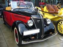 Ford Eifel Roadster. Das Modell Eifel wurde bereits 1935 am Markt platziert und bis 1939 produziert. Das Modell  Eifel war als Limousine, Cabrio-Limousine mit Rolldach, Cabriolet und Roadster (Foto) lieferbar. Der abgelichtete  Sportwagen  wurde 1939 gebaut. Ein solcher Ford Eifel Roadster stand mit einem Preis von RM 2850,00 in den Preislisten der Ford-Händler. Der Vierzylinderreihenmotor leistet 35 PS aus einem Hubraum von 1172 cm³. Die Kölner Ford-Werke gaben die Höchstgeschwindigkeit mit 100 km/h bei einem Verbrauch von 8,5 Litern Benzin auf 100 Kilometern an. Herbstfest an der Düsseldorfer Classic Remise am 05.10.2019.