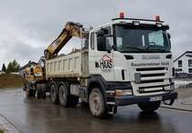 =Scania R 450 vom Bauunternehmen HAAS wird im Oktober 2019 entladen