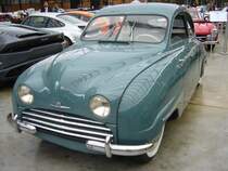 Saab 92B De Luxe aus dem Jahr 1954. Das Modell 92 kam im Jahr 1949 als erster PKW des schwedischen Flugzeugherstellers auf den Markt. Im Jahr 1952 kam der modifizierte Saab 92B auf den Markt. So war bei diesem Modell z.B der Kofferraum von außen zugänglich und das Heckfenster war größer als beim Vorgängermodell. Der Zweizylinderzweitaktmotor hat einen Hubraum von 764 cm³ und leistet 28 PS. Die Höchstgeschwindigkeit wurde in Trollhättan mit 100 km/ angegeben. Der Verbrauch lag bei durchschnittlich 6,4 Litern Zweitaktgemisch auf 100 Kilometer. Herbstfest an der Düsseldorfer Classic Remise am 05.10.2019.