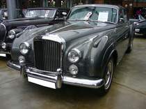 Bentley S2 Continental mit einer Flying Spur Karosserie von Mulliner coachworks/London. Das Modell S2 wurde von 1959 bis 1962 produziert. Da der gezeigte Bentley 1961 in die USA erst ausgeliefert wurde, ist er natürlich ein LHD. Von den links gelenkten Continental S2 Modellen wurden nur 52 Stück gebaut. Der V8-Motor hat einen Hubraum von 6230 cm³ und leistet 188 PS. Herbstfest an der Düsseldorfer Classic Remise am 05.10.2019.