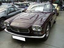 Maserati 3700 GTI Sebring aus dem Jahr 1967. Als 3500 GTI kam das viersitzige Coupe bereits 1962 auf den Markt. Insbesondere in den USA war dieses Modell sehr erfolgreich. Im Jahr 1964 kam die zweite Serie dieses Modelles auf den Markt. Wie es aus der Typenbezeichnung abzulesen ist, wurde der Sechszylinderreihenmotor hier auf einen Hubraum von 3694 cm³ aufgebohrt. Dadurch erhöhte sich die Leistung, im Gegensatz zum Vorgängermodell 3500 GTI, um 10 PS auf 245 PS. Die Höchstgeschwindigkeit, dieses im Farbton rosso cordoba lackierten Maserati, wurde vom Werk mit 245 km/h angegeben. Herbstfest an der Düsseldorfer Classic Remise am 05.10.2019.