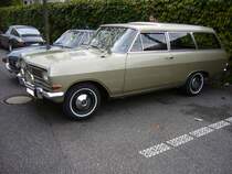 Opel Rekord B CarAvan, gebaut von August 1965 bis Juli 1966. Karosserietechnisch war der Rekord B ein  facegelifteter  Rekord A. Neu waren die Vierzylindermotoren. Ein solcher CarAvan war ab DM 7285,00 zu haben. Die Vierzylinderreihenmotren haben folgende Leistungen: 1492 cm³ mit 60 PS, 1698 cm³ mit 75 PS und 1897 cm³ mit 90 PS. Herbstfest an der Düsseldorfer Classic Remise am 05.10.2019.