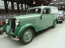 Mercedes Benz W136 170V Kastenlieferwagen. Produziert wurde das Modell von 1938 bis 1942. Ab Kriegsbeginn allerdings fast nur noch für die Deutsche Reichspost und Behörden. Nach Kriegsbeginn wurden etliche Fahrzeuge dieses Typs mit einem Holzgasgenerator ausgeliefert. Für einen solchen Kastenlieferwagen stellte Mercedes Benz RM 3900,00 in Rechnung. Der Vierzylinderreihenmotor hat einen Hubraum von 1697 cm³ und leistet 38 PS. Diese Leistung reichte für eine angegebene Höchstgeschwindigkeit von 108 km/h. Herbstfest an der Düsseldorfer Classic Remise am 05.10.2019.