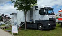 =MB Actros des DRK als M obile M edizinische V ersorgungseinheit (ausgestattet mit einer Arztpraxis, Sonographie, Labor und Sterilisationseinrichtung), gesehen im Juni 2019 beim Hessentag in Bad Hersfeld. Zusätzlich werden auf dem Fahrzeug Verbrauchsmaterialien, Verbandsstoffe und Medikamente für Einsatzlagen bis ca. 7 Tagen mitgeführt.