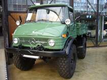 Mercedes Benz UNIMOG 406 aus dem Jahr 1979. Der gezeigte UNIMOG wurde acht Jahre lang restauriert und befindet sich quasi im Neuzustand. Angetrieben wird das Universalmotorgerät von einem Sechszylinderdieselmotor, der aus einem Hubraum von 5638 cm³ 84 PS leistet. Herbstfest an der Düsseldorfer Classic Remise am 05.10.2019.