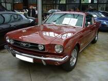 Ford Mustang 1 Fastback Coupe aus dem Modelljahr 1966. Der abgelichtete Mustang in der selten georderten Lackierung emberglo ist mit etlichem, originalen Sonderzubehör ausgestattet. Der Erstbesitzer hat  alle  Ausstattungspakete mit geordert. Außerdem sind Scheibenbremsen an den Vorderrädern verbaut. Der V8-Motor hat einen Hubraum von 4735 cm³ und leistet, dank einer Vierfachvergaseranlage 225 PS. Herbstfest an der Düsseldorfer Classic Remise am 05.10.2019.