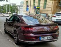 VW Arteon Crimson Red Metallic, gesehen in Pécs (HU), 2019 (Sommer).