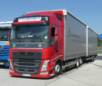 =Volvo FH-Hängerzug von MH SPED rastet im August 2019 an der A 3