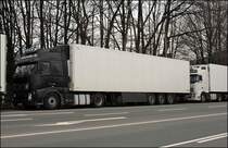 Dieser schwarze VOLVO FH12  GLOBETROTTER XL  460PS aus Russland steht ebenfalls bei Hagen-Kabel abgestellt. (14.03.2009)
