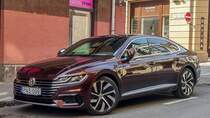 VW Arteon I, Crimson Red Metallic, fotografiert in Sommer, 2019 (Pécs, HU).