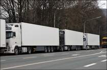 Silber-Schwarz-Wei�: Diese Drei russischen Volvo FH bzw. FH12  GLOBETROTTER XL  480PS Euro5 bzw. 460PS warten auf neue Fracht. (14.03.2009)
